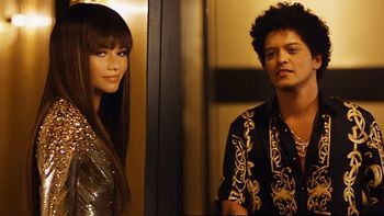 Bruno Mars ชวน Zendaya มาสยิวด้วยกันหน่อยๆ ในเอ็มวี “Versace on the Floor”