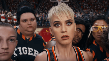 Katy Perry ลงทุนแสดงเอ็มวีสุดวายป่วงที่แฟนๆรอคอย "Swish Swish”