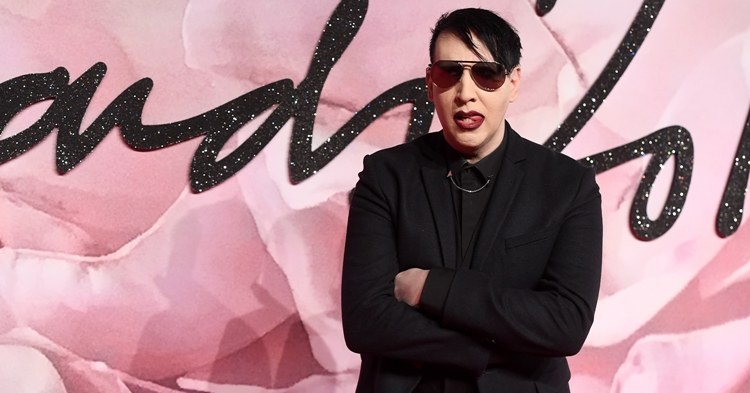 Marilyn Manson ถูกพร็อพเวทีหล่นทับกลางเวที-ยกเลิกทัวร์คอนเสิร์ต
