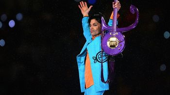 เปิดประมูลของที่ระลึก Prince บู๊ตส้นสูงราคาพุ่งถึง $75,000