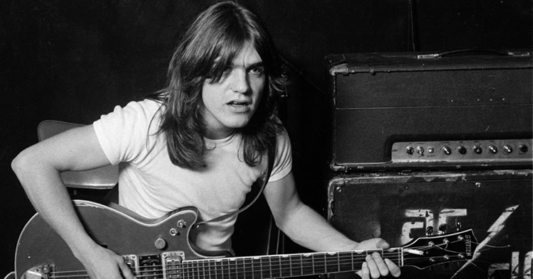 Malcolm Young อดีตมือกีต้าร์ และผู้ร่วมก่อตั้งวง AC/DC เสียชีวิตด้วยวัย 64 ปี