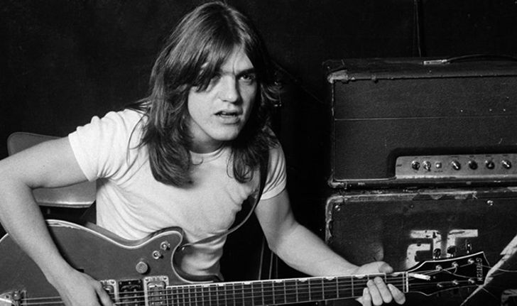 Malcolm Young อดีตมือกีต้าร์ และผู้ร่วมก่อตั้งวง AC/DC เสียชีวิตด้วยวัย 64 ปี