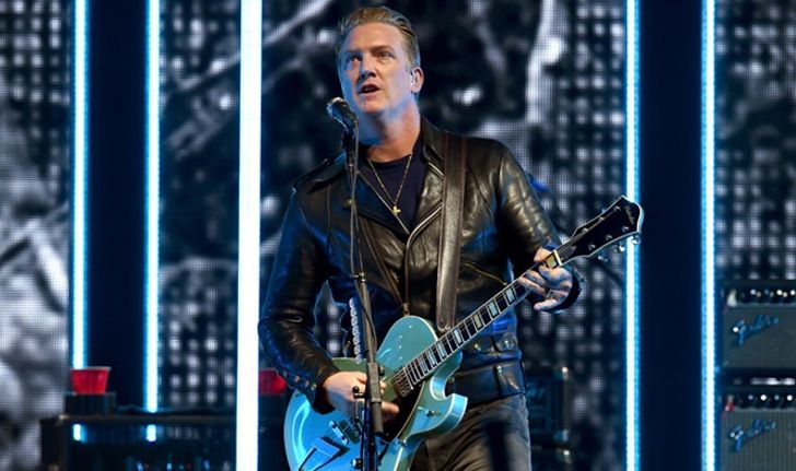 Josh Homme แห่งวง Queens of the Stone Age เตะศีรษะช่างภาพหญิงได้รับบาดเจ็บ