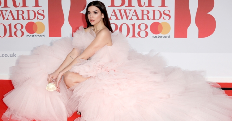 Brit Awards 2018 กับกุหลาบขาว สัญลักษณ์ต่อต้านการคุกคามทางเพศ