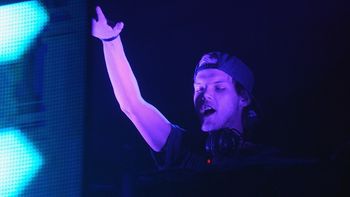 เพื่อนศิลปินร่วมวงการ ต่างแสดงความอาลัยต่อการจากไปของ Avicii