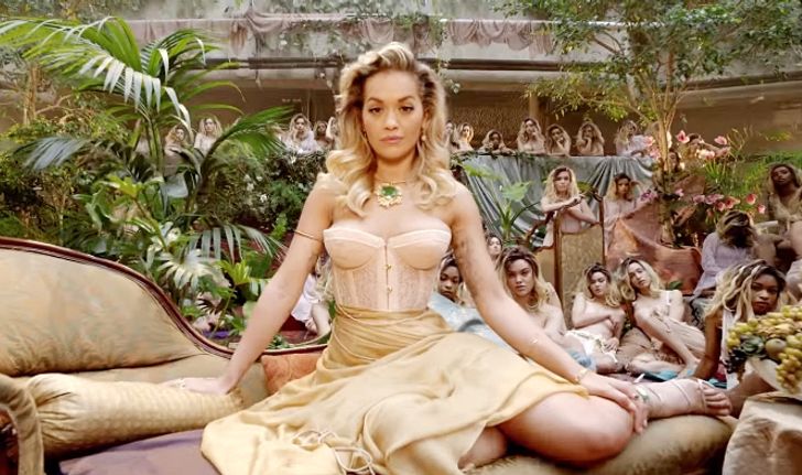 Rita Ora กับฉากจูบสุดเร่าร้อน และประเด็น LGBTQ ในเอ็มวี “Girls"