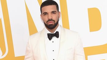 "Drake" งานเข้า! หลังถูกชาวเน็ตแฉคลิปขณะกอดจูบแฟนเพลงวัย 17 ปีบนเวทีเมื่อปี 2010