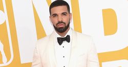 "Drake" งานเข้า! หลังถูกชาวเน็ตแฉคลิปขณะกอดจูบแฟนเพลงวัย 17 ปีบนเวทีเมื่อปี 2010