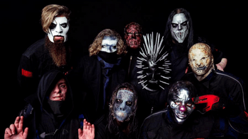 “Slipknot” เผยโฉมหน้ากากล่าสุดในเพลงใหม่ “Unsainted” แถมเผารูปปั้นหนึ่งในสมาชิก!