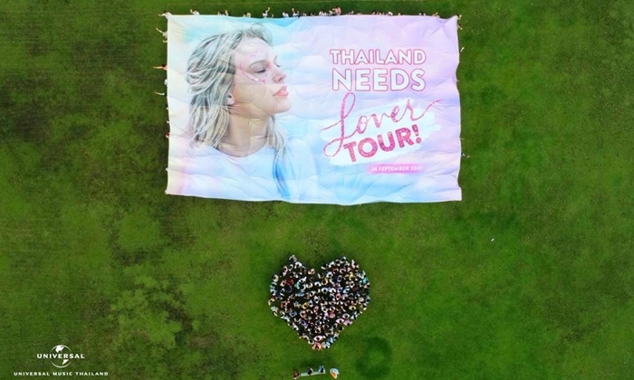 แฟน Taylor Swift ไทยรวมพลกว่า 500 คนเนรมิตบิลบอร์ดขอ Lover Tour