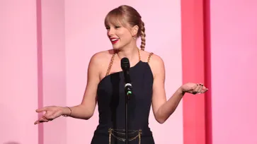 Taylor Swift พูดถึงคำวิจารณ์ที่ได้รับตลอด 15 ปีหลังรับรางวัล “ผู้หญิงแห่งทศวรรษ”