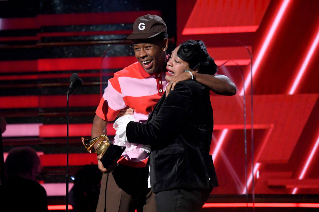 Tyler, The Creator ขึ้นไปรับรางวัล Best Rap Album กับคุณแม่