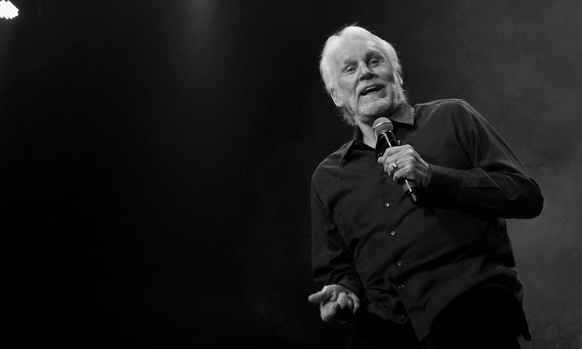 Kenny Rogers ตำนานแห่งวงการเพลงคันทรี เสียชีวิตในวัย 81 ปี