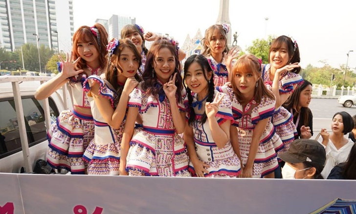 "BNK48" ถึงคราวฉลอง! โพสต์ครั้งแรกหลังเพลง "โดดดิด่ง" ทะลุร้อยล้านวิว