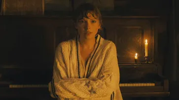 Taylor Swift ผจญภัยในป่าและมหาสมุทรผ่านเปียโนในเอ็มวีเพลงใหม่ “cardigan”