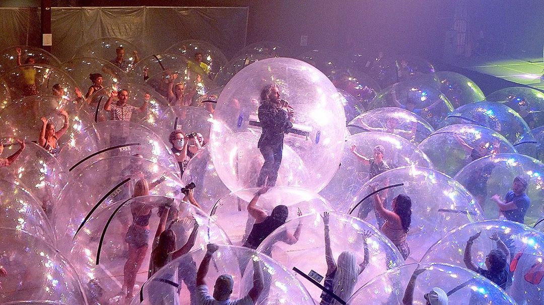 The Flaming Lips วงร็อคอเมริกัน นำเทรนด์เล่นคอนเสิร์ตยุคโควิด-19 ด้วยลูกบอลพลาสติก