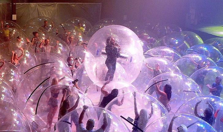 The Flaming Lips วงร็อคอเมริกัน นำเทรนด์เล่นคอนเสิร์ตยุคโควิด-19 ด้วยลูกบอลพลาสติก