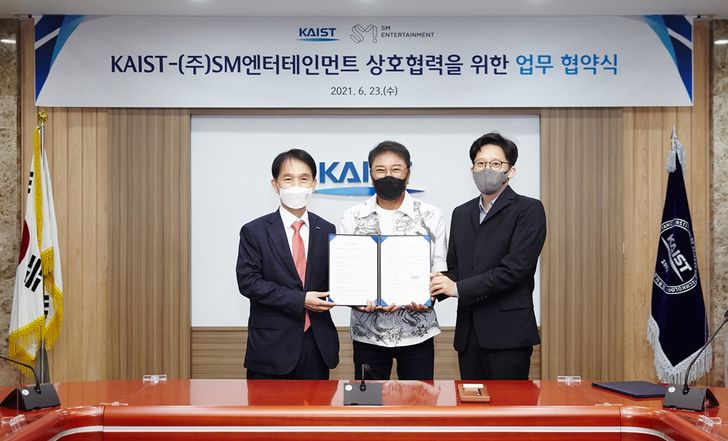 (ซ้าย) ประธาน KAIST อี กวังฮยอง, (กลาง) โปรดิวเซอร์กิตติมศักดิ์ อี ซูมาน, (ขวา) CEO ของ SM อี ซองซู