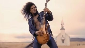 Slash Guns N’ Roses เกือบตาย ตอนโซโล MV “November Rain” อยู่หน้าโบสถ์