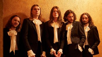 Blossoms เปิดตัวอัลบั้มชุดที่ 4 “Ribbon Around The Bomb” ด้วยภาพยนตร์รอบปฐมทัศน์