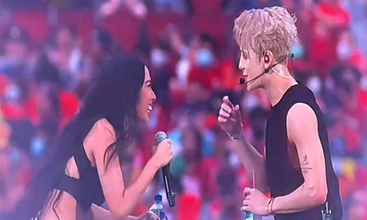 Jackson Wang จับมือ MILLI โชว์ซึ้งในโชว์เปิดบอลแมนยูฯ-ลิเวอร์พูล