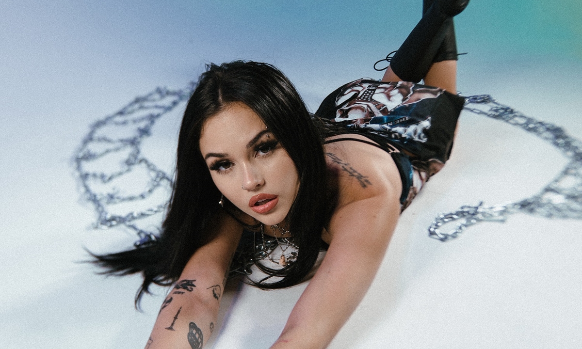 Maggie Lindemann ปล่อยอัลบั้ม SUCKERPUNCH พร้อมเพลงใหม่สุดพังก์  “cages”