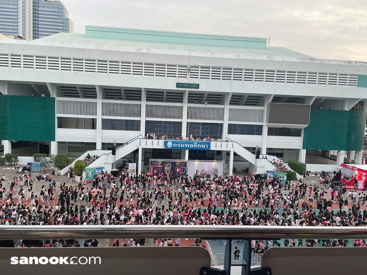 บรรยากาศหน้างานคอนเสิร์ต BLACKPINK WORLD TOUR [BORN PINK] BANGKOK ที่สนามศุภชลาศัย