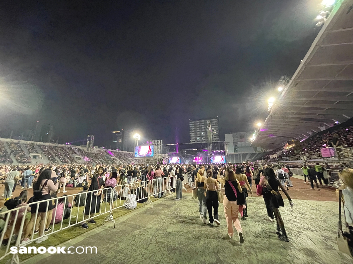 บรรยากาศในโซนยืนของคอนเสิร์ต BLACKPINK WORLD TOUR [BORN PINK] BANGKOK ที่สนามศุภชลาศัย
