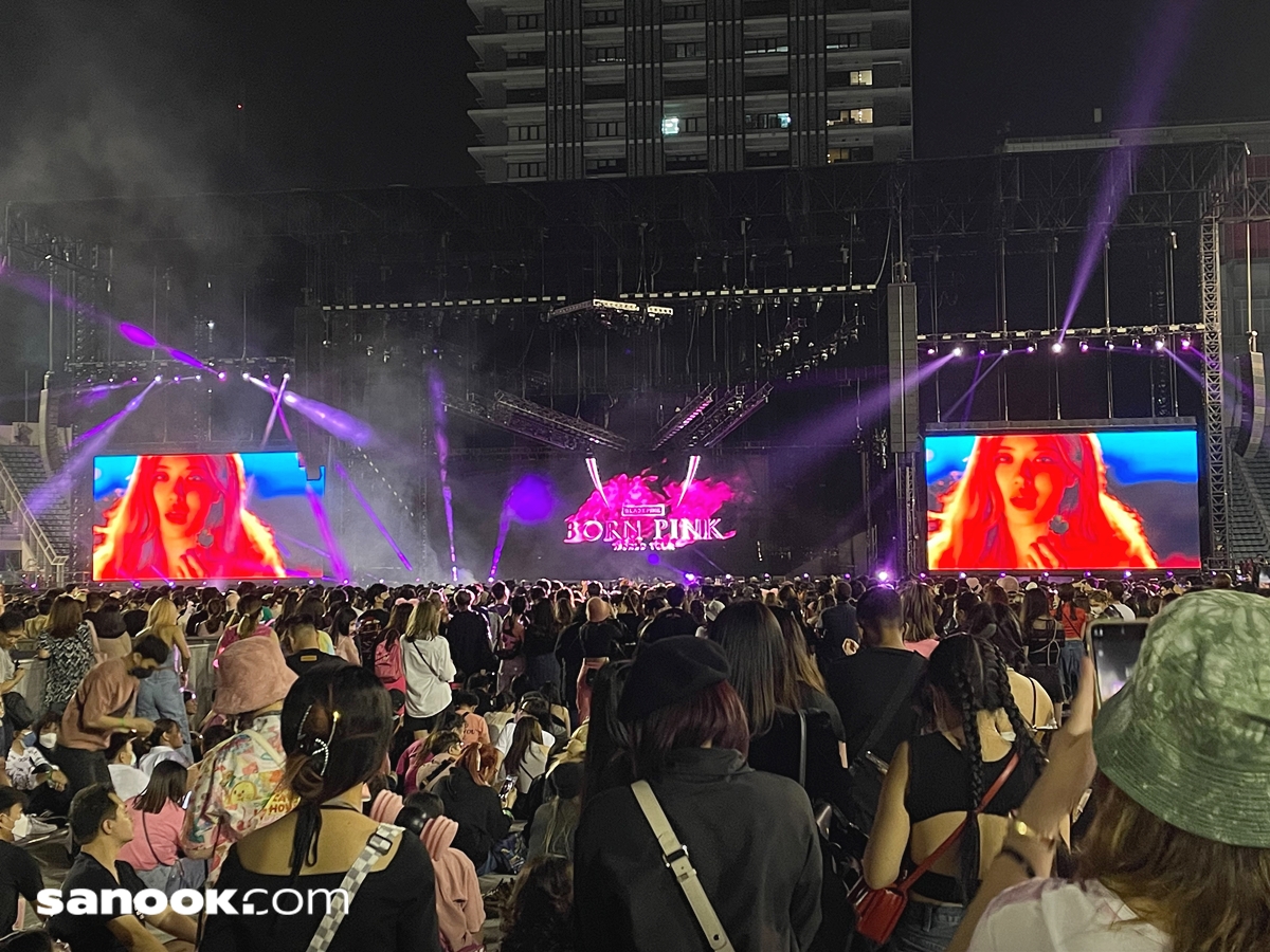 บรรยากาศในโซนยืนของคอนเสิร์ต BLACKPINK WORLD TOUR [BORN PINK] BANGKOK ที่สนามศุภชลาศัย