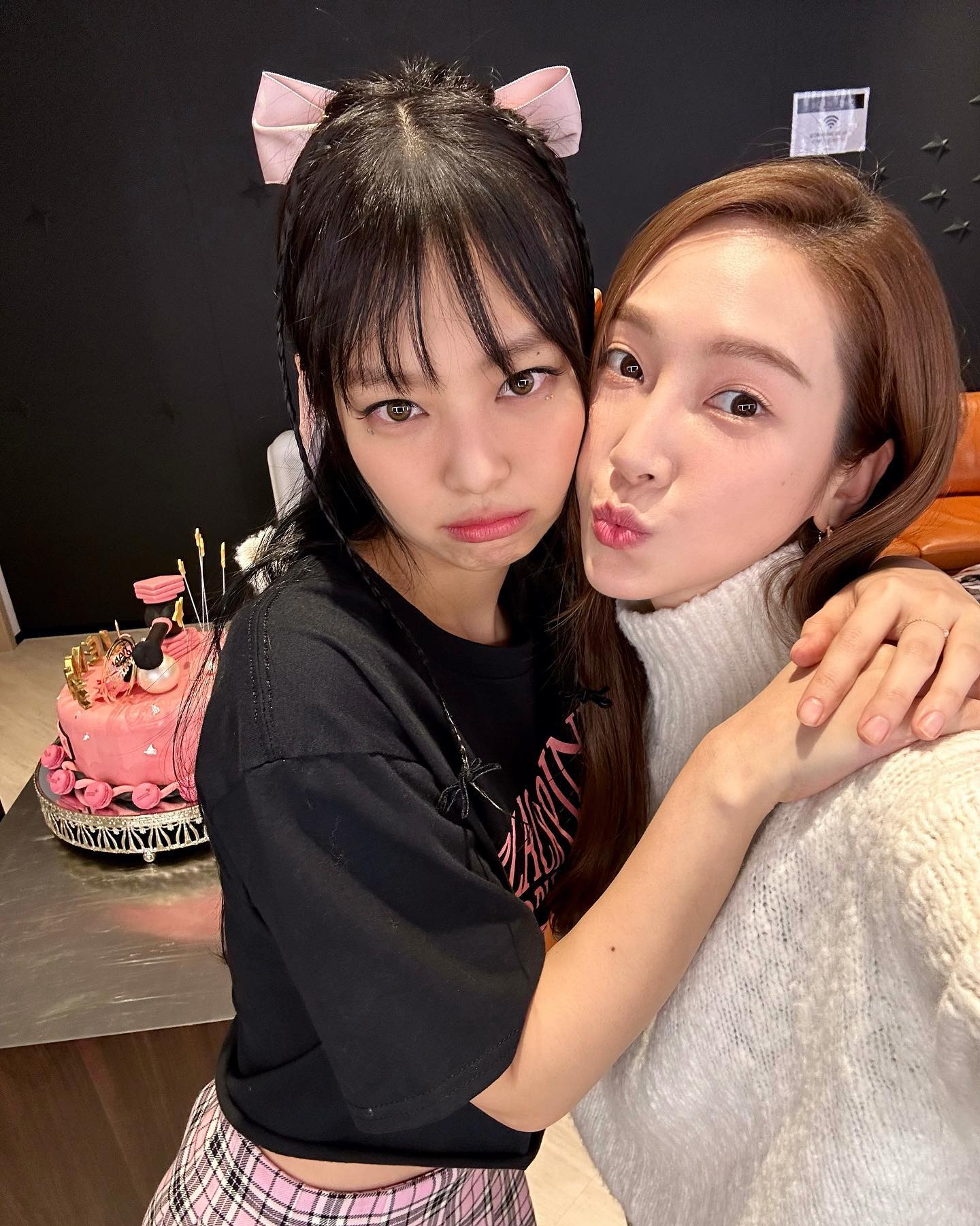 เจสสิก้า (Jessica) และ เจนนี่ (Jennie) BLACKPINK