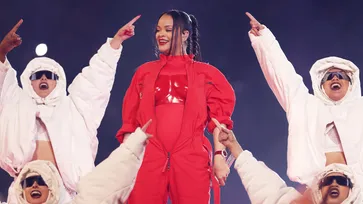 Rihanna อุ้มท้องลูกคนที่ 2 ขึ้นเวที 2023 Super Bowl LVII Halftime Show