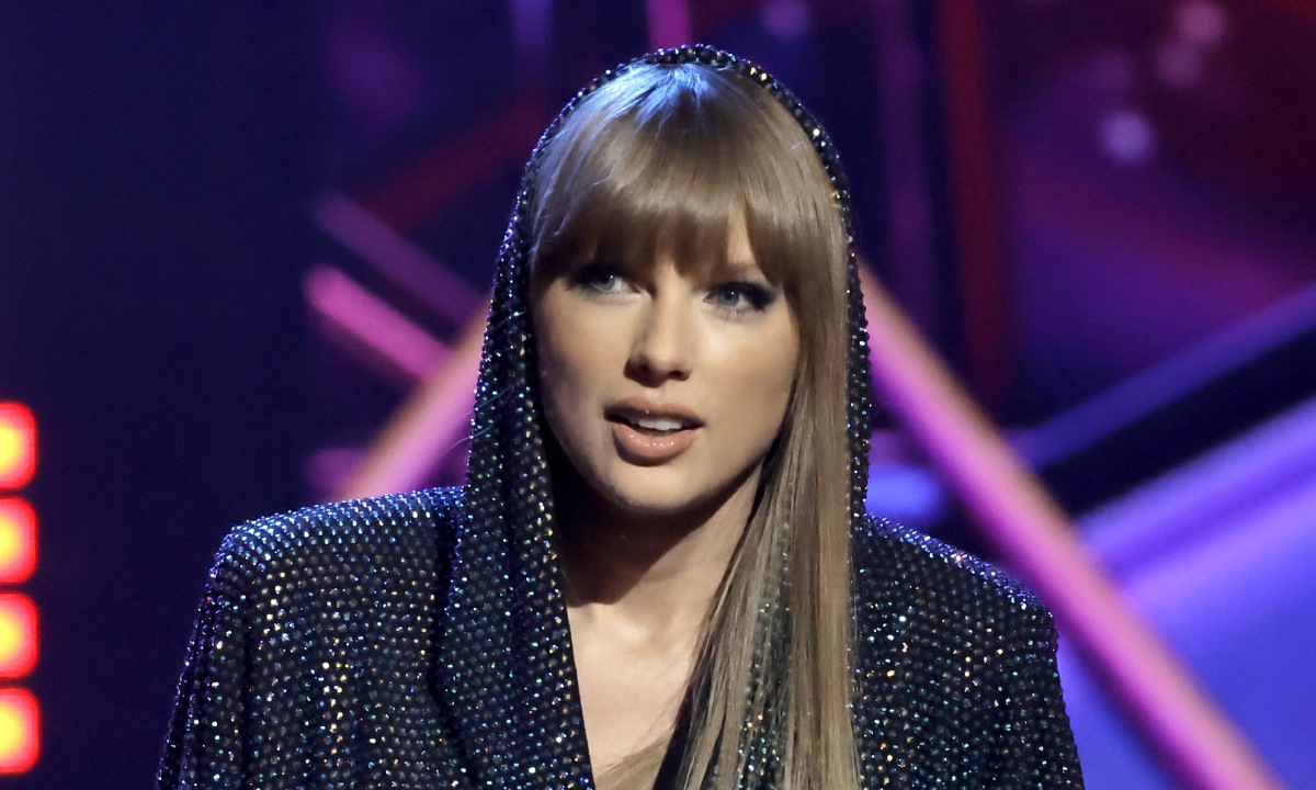 Taylor Swift เผยเคล็ดลับความสำเร็จบนเวที iHeart "อนุญาตให้ตัวเองล้มเหลว"