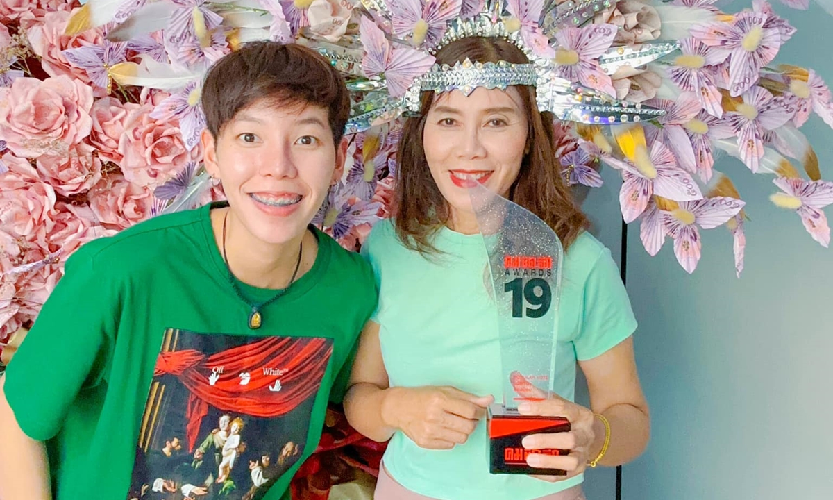 "ป๊ายปาย โอริโอ้" โพสต์ซึ้งหลังได้ฉลองรางวัล LGBTQ+ ยอดนิยม กับคุณแม่