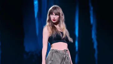 Taylor Swift วอนแฟนๆ ไม่ต้องโกรธแค้นแทนเธอ หลังแสดง “Dear John” ในคอนเสิร์ต