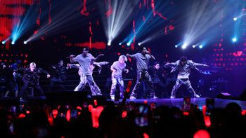 iKON ปล่อยเต็มแมกซ์ มันยกฮอลล์ในคอนเสิร์ตเวิลด์ทัวร์ TAKE OFF