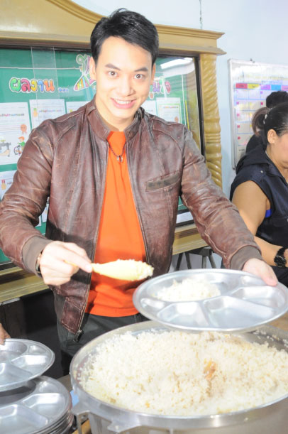 Bie Sukrit ชวนน้องกินข้าว