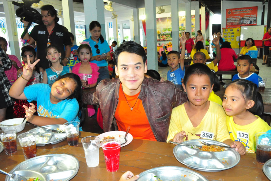 Bie Sukrit ชวนน้องกินข้าว