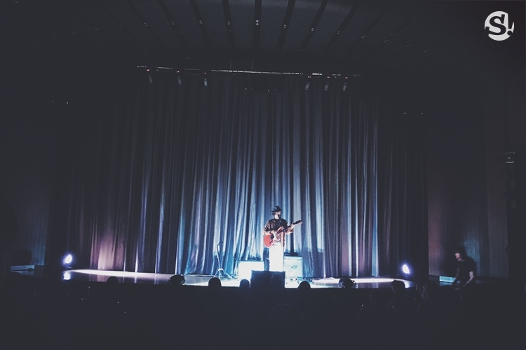 ความนุ่มละไมในห้องนั่งเล่นแห่งเสียงเพลงของ “HYHBKK Live! with Devendra Banhart Solo”