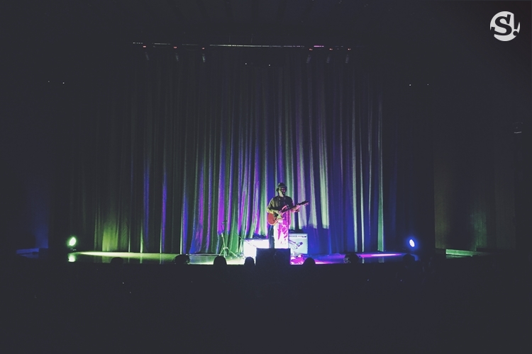 ความนุ่มละไมในห้องนั่งเล่นแห่งเสียงเพลงของ “HYHBKK Live! with Devendra Banhart Solo”