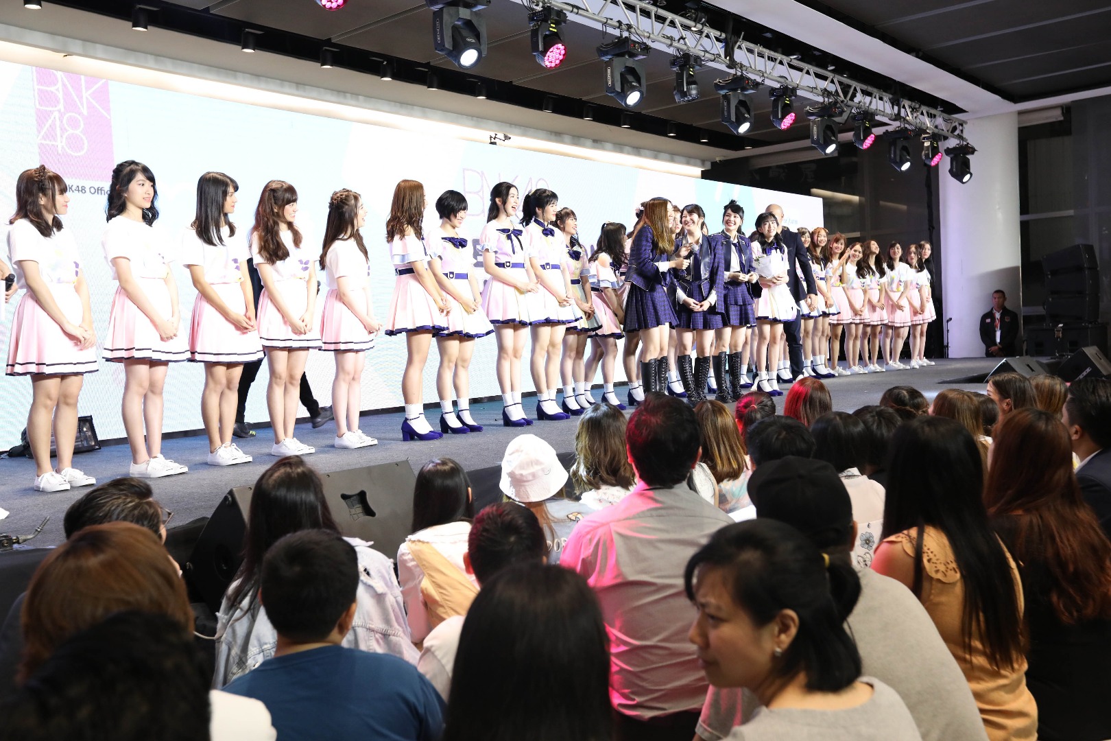 BNK48 รุ่น 2 และ เฌอปราง ปัญ อิซึรินะ และ จ๊อบซัง