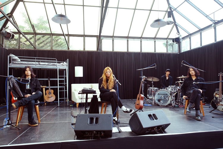 “The Yers” กับบทเพลงร้าวราน ท่ามกลางเม็ดฝนโปรยปรายใน “Cry Secret Session”