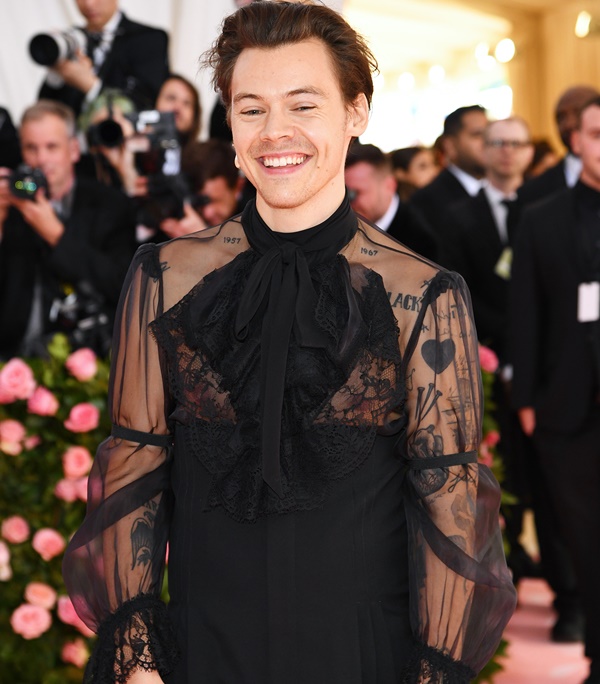 Harry Styles ในชุดของ Gucci 