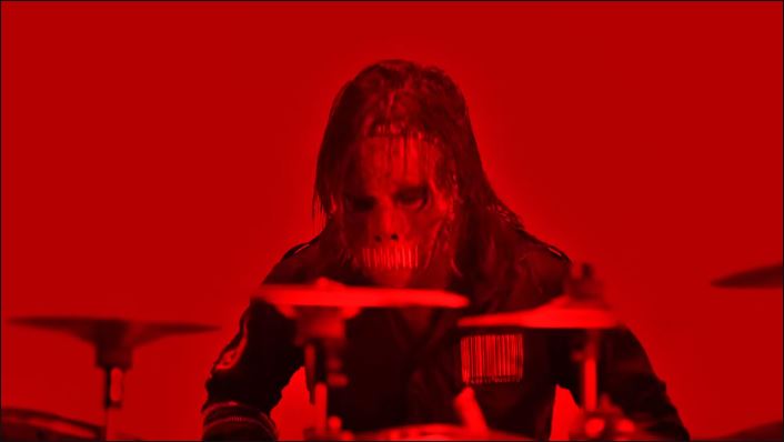 “Slipknot” เผยโฉมหน้ากากล่าสุดในเพลงใหม่ “Unsainted” แถมเผารูปปั้นหนึ่งในสมาชิก!