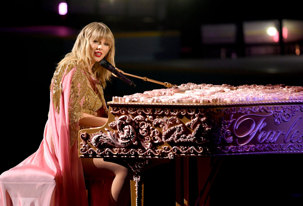 Taylor Swift at American Music Awards 2019