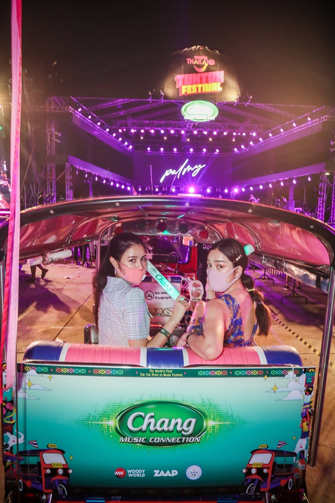 ครั้งแรกของโลก! เปิดภาพ TUK TUK Festival ดูคอนเสิร์ตวิถีใหม่บนรถตุ๊กตุ๊ก