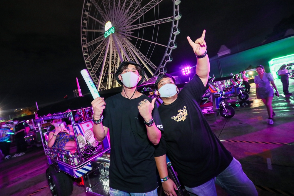 ครั้งแรกของโลก! เปิดภาพ TUK TUK Festival ดูคอนเสิร์ตวิถีใหม่บนรถตุ๊กตุ๊ก