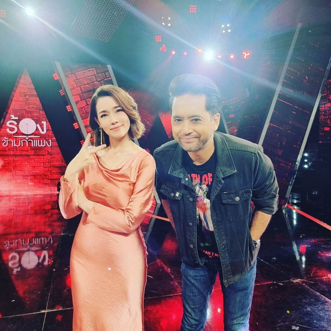 ร้องข้ามกำแพง