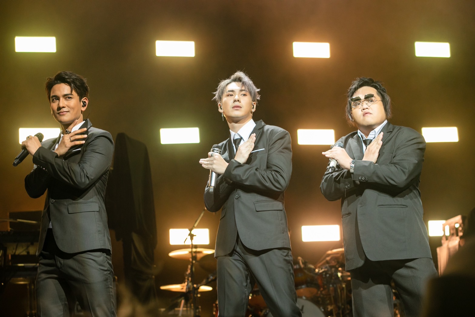 4 โพดำ ปะทะ 3 ดอกจิก