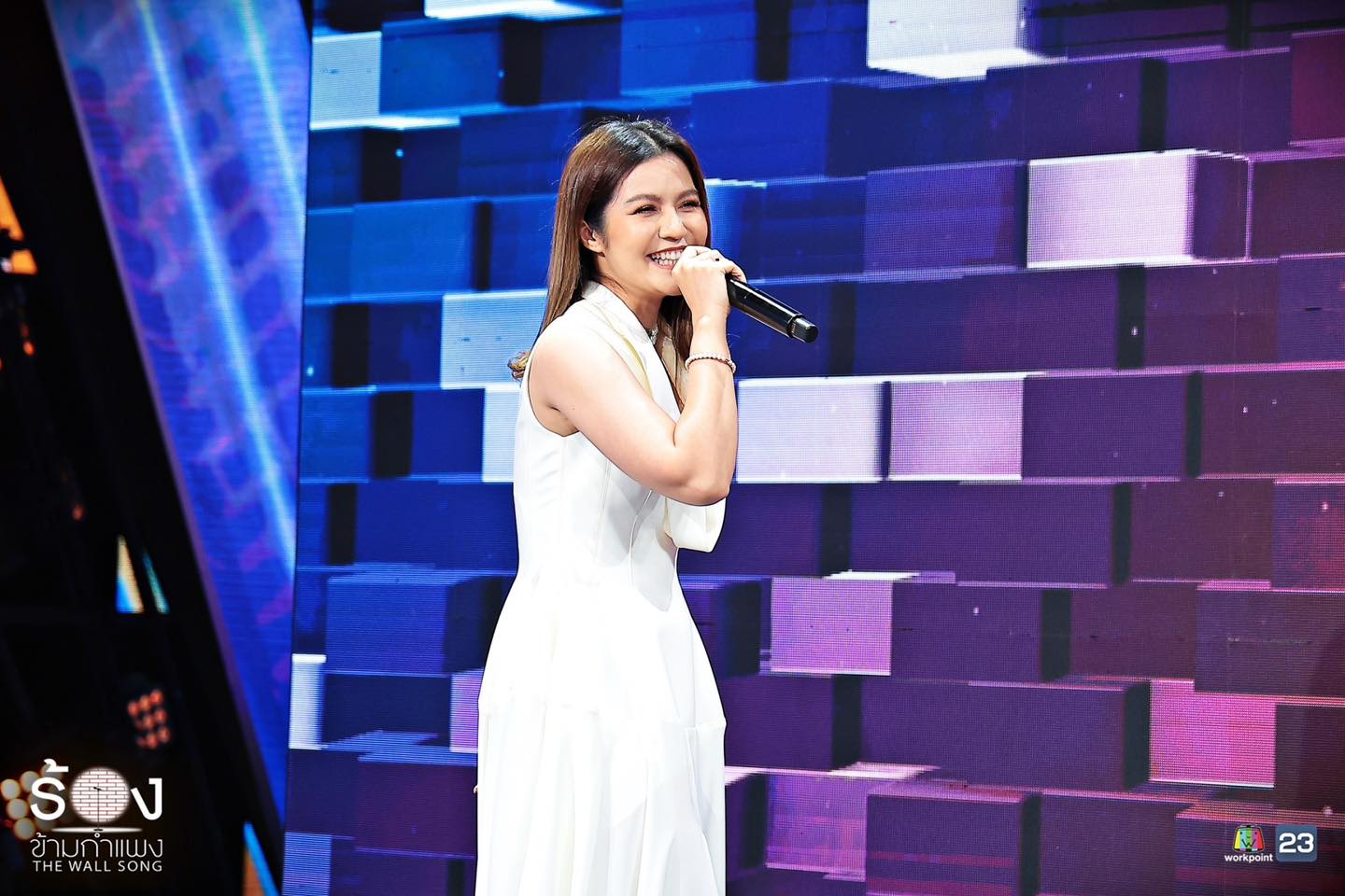 ร้องข้ามกำแพง