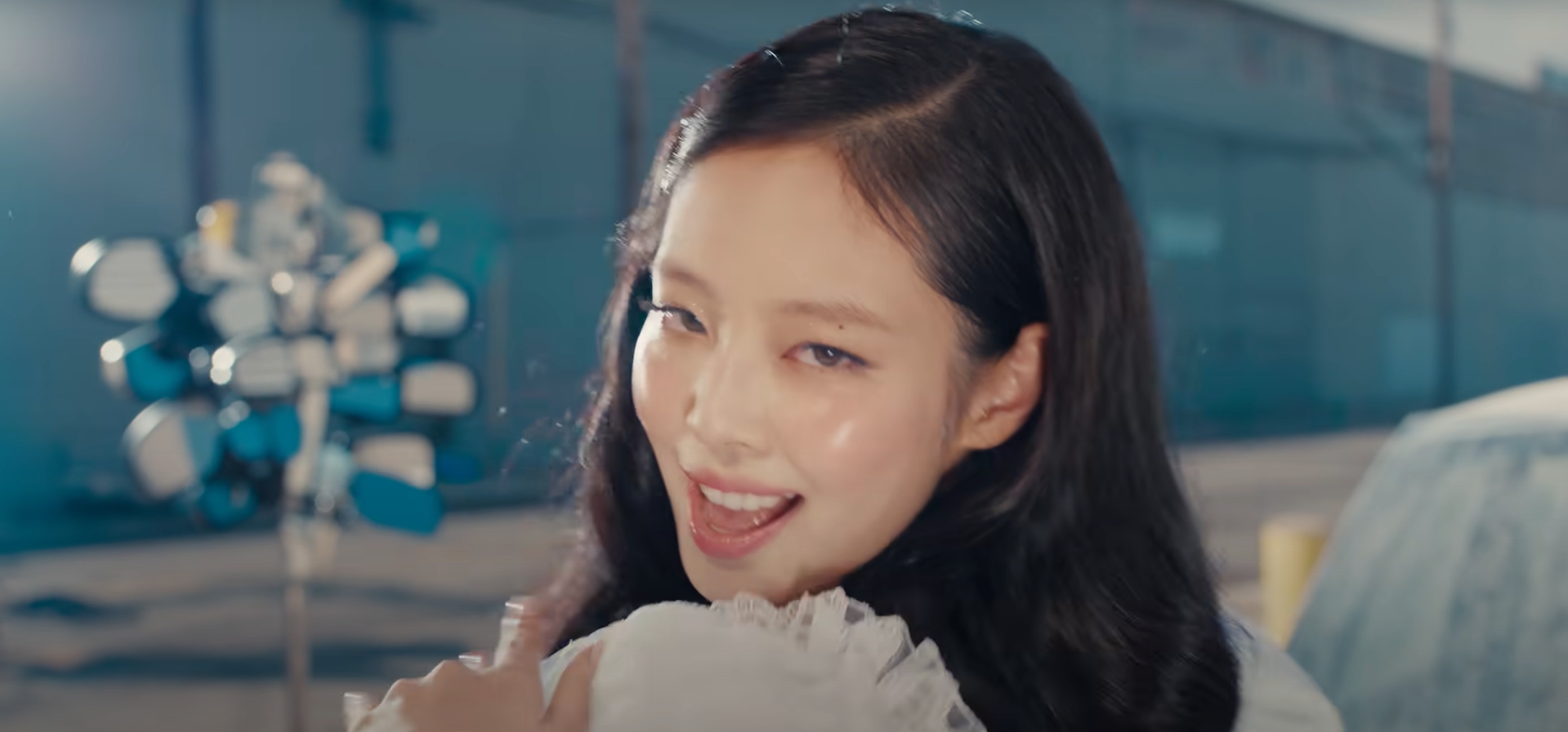 เจนนี่ (JENNIE) ปล่อยเพลงใหม่ “Mantra” ลุคผมบลอนด์ พร้อมท่าเต้นสุดแซ่บ! (คลิป)